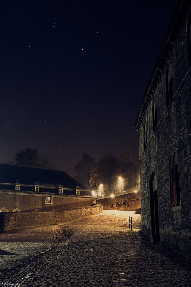 Photographie de nuit dans l'enceinte de l'abbaye de Floreffe