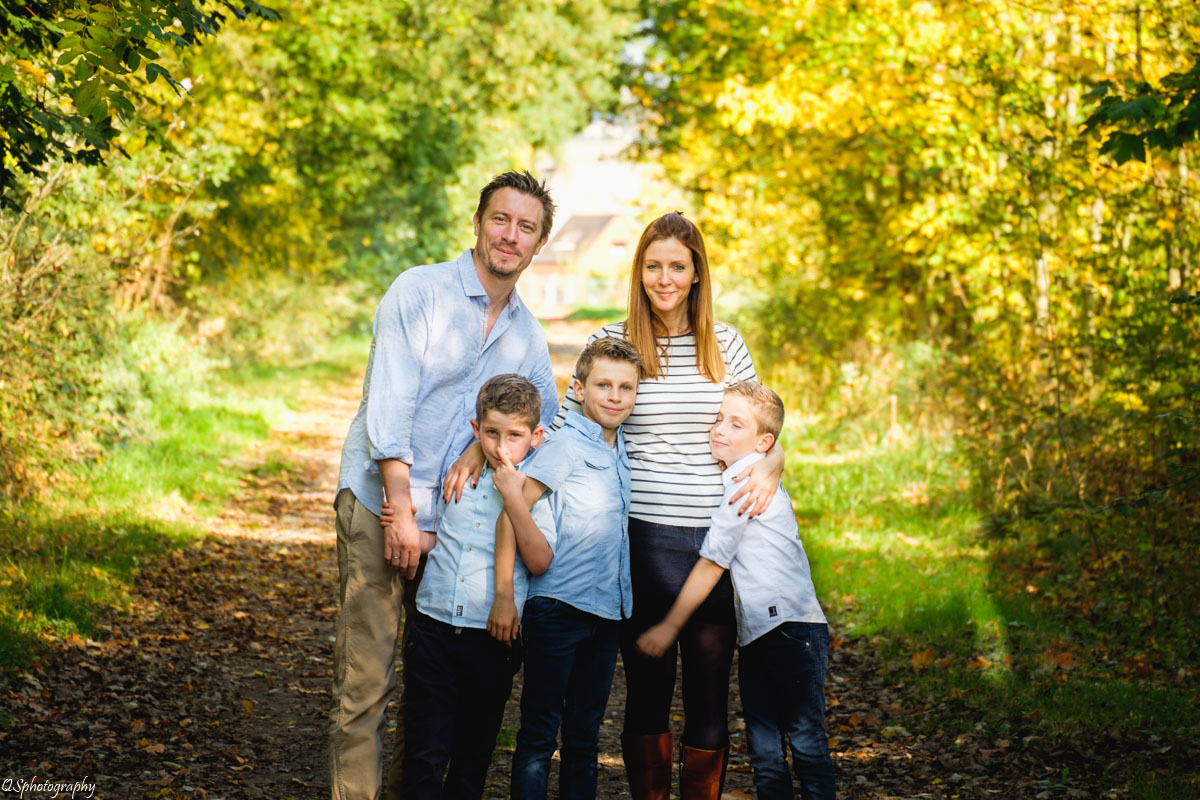 Voilà le résultat d'une séance photo. Une famille souriante et heureuse.