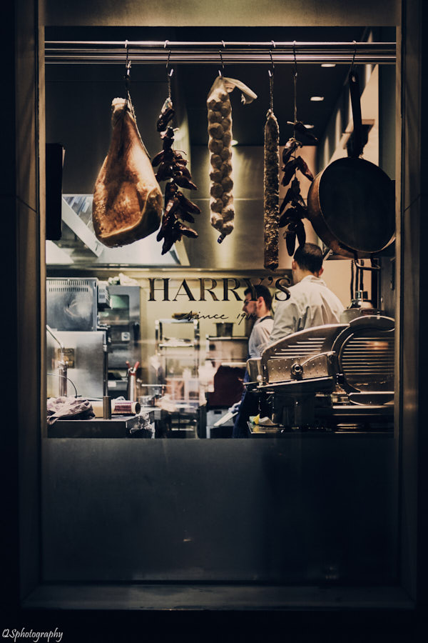 Photographie en soirée d'une cuisine de restaurant