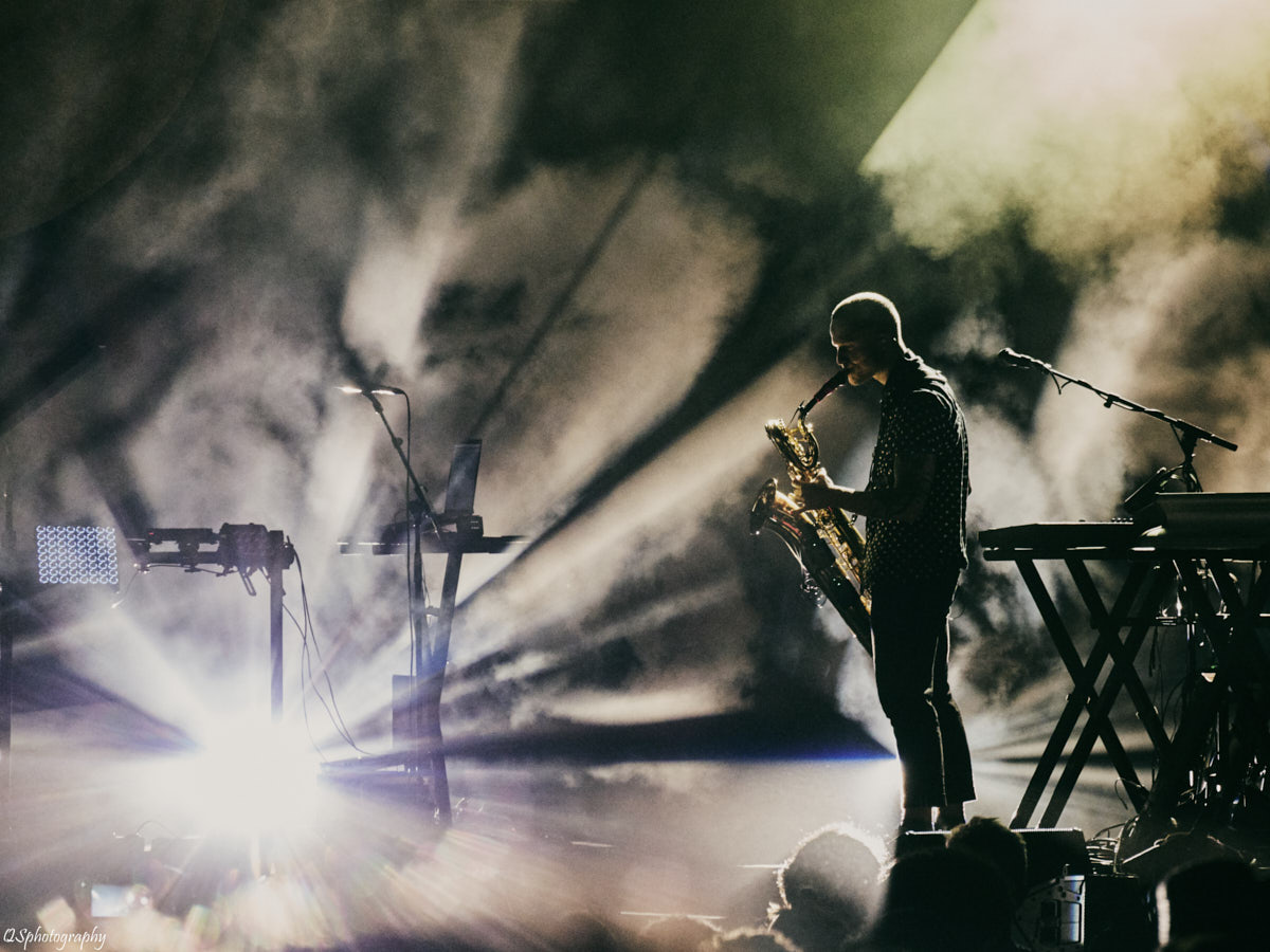 Photographie de concert d'un saxophoniste lors d'une live de Caravane Palace à Esperanzah